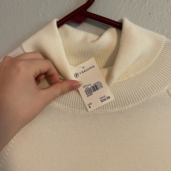SOLD!! NO LONGER AVAILABLE!!! Versona 1970’s inspired off white turtleneck! - Picture 3 of 5